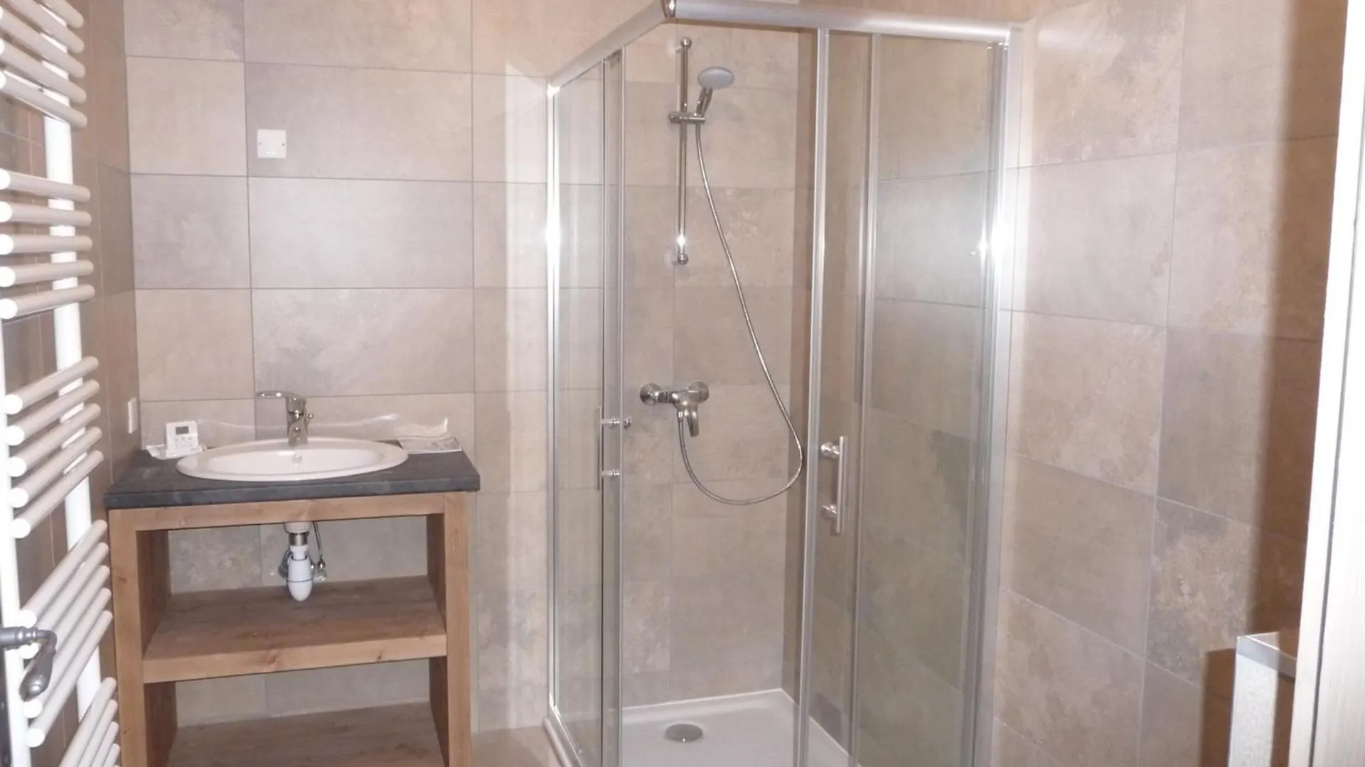 Appartement 12 Pers Avec Wifi Et Parking - La Tania - Fr-1-513-17 Apartment
